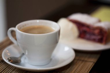 Elmalı turta ve dondurma.