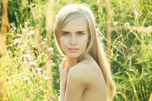 Güzel bir genç kadın yaz bahçesinde — Stok fotoğraf