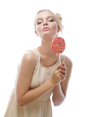 Moda sarışın kadın lolipop tutuyor.