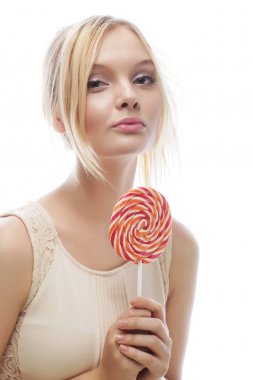 Moda sarışın kadın lolipop tutuyor.