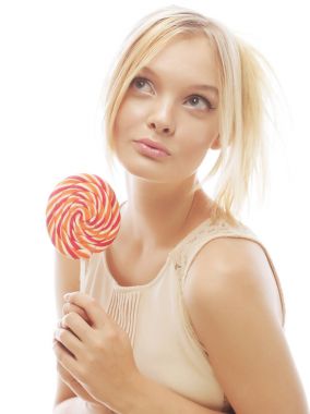 Moda sarışın kadın lolipop tutuyor.