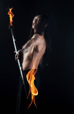 ateş gösterisi ile Asya adam