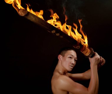 ateş gösterisi ile Asya adam