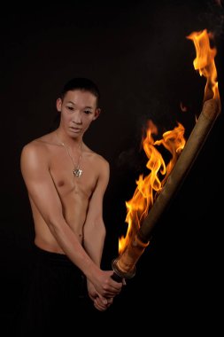 ateş gösterisi ile Asya adam
