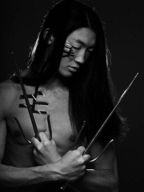 Asyalı çocuk silah ile