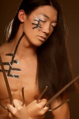 Asyalı çocuk silah ile