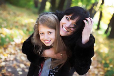 Mutlu aile bir sonbahar Park