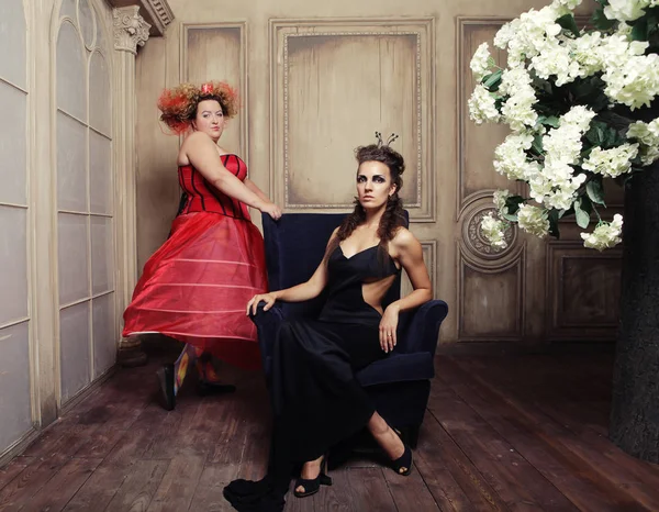 Two queens in carnaval dress. Black and red. — Stock Photo, Image