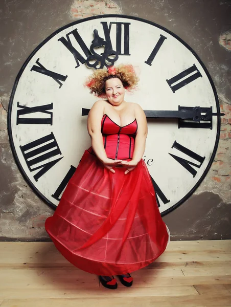 Funny Queen posing with clock — Stock Photo, Image