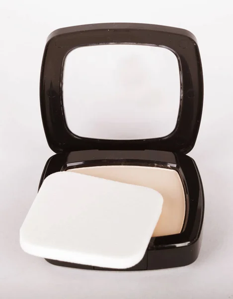Maquillaje en polvo en caja y maquillaje cepillo —  Fotos de Stock