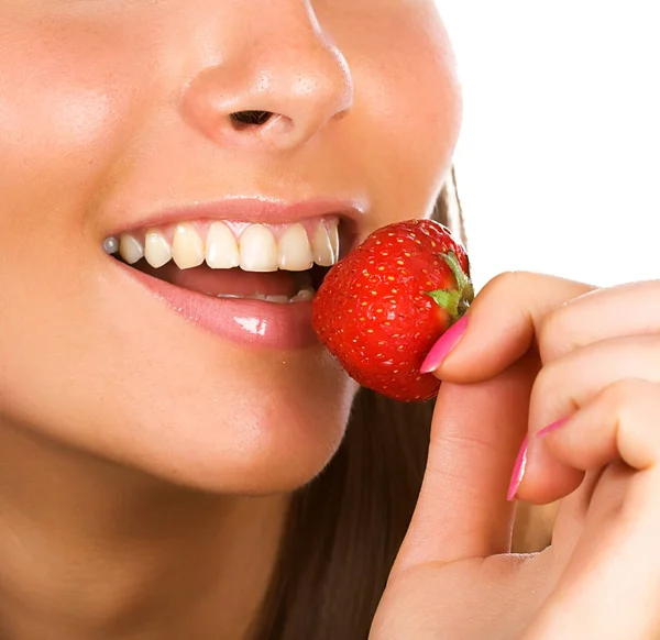 Chica morena comiendo una fresa — Foto de Stock