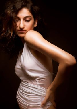 esmer kadın dans siyah arka plan üzerine