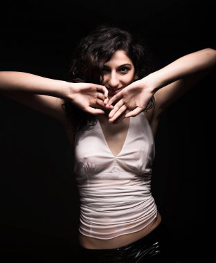 esmer kadın dans siyah arka plan üzerine