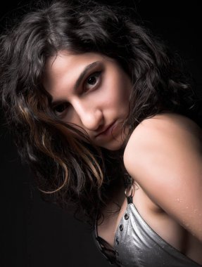 siyah arka plan üzerine genç kadın