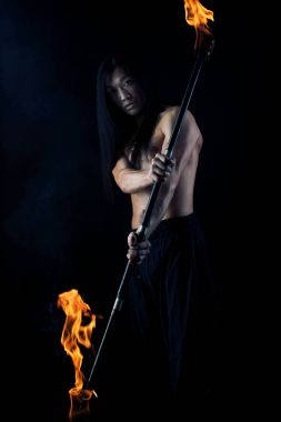 ateş gösterisi ile Asya adam