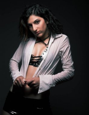 siyah arka plan üzerine genç kadın