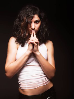 esmer kadın dans siyah arka plan üzerine