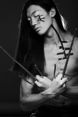 Asyalı çocuk silah ile