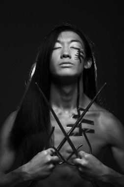 Asyalı çocuk silah ile