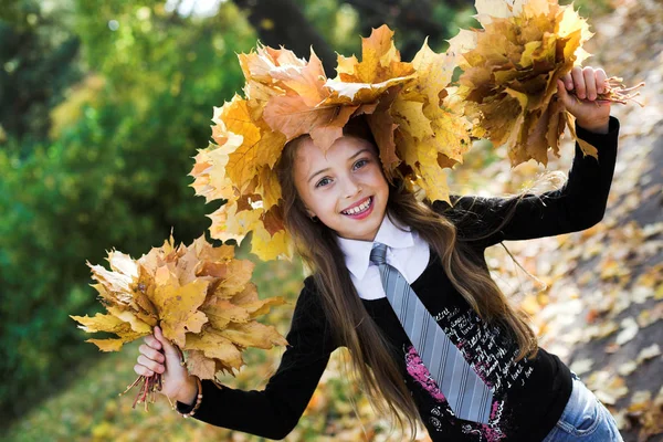 Chica con hojas amarillas — Foto de Stock