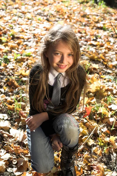 Meisje in de herfst park — Stockfoto
