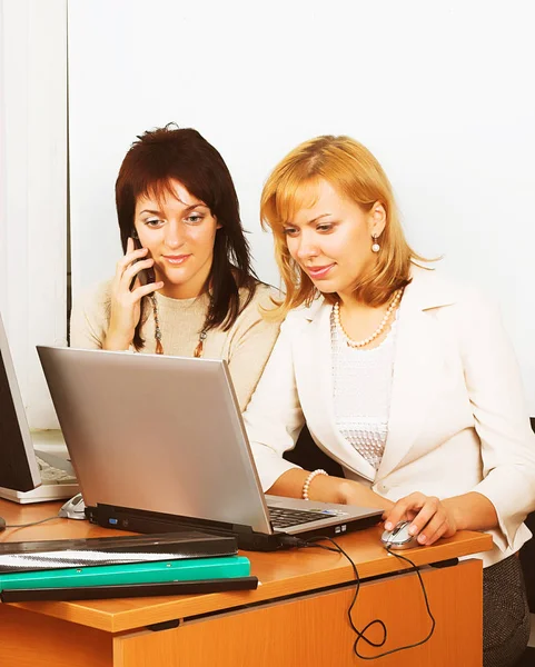 Mulheres de negócios trabalham no escritório — Fotografia de Stock