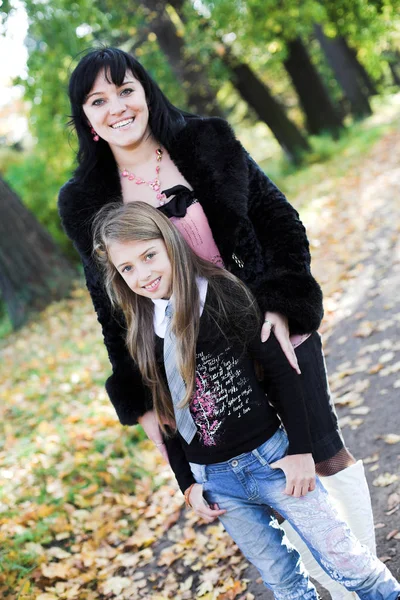 Bonne famille dans un parc automnal — Photo