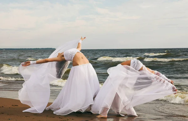 Two white angels on the beach — Stock Photo, Image