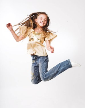 Beyaz arka plan üzerinde küçük kız