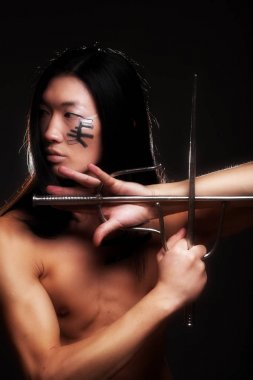 Asyalı çocuk siyah arka plan üzerinde