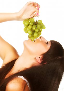 Yeşil üzüm olan kadın
