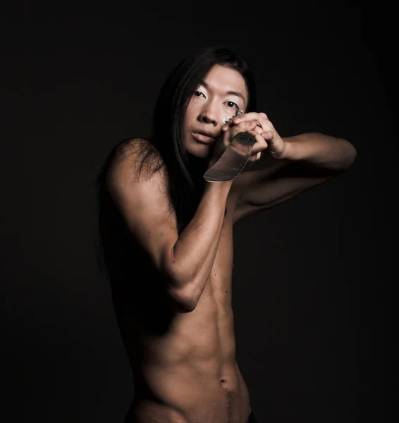 Asiatiska man över svart bakgrund — Stockfoto