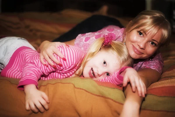 Mère heureuse avec sa petite fille — Photo