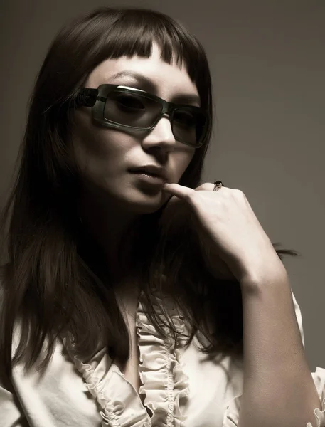 Женский портрет в солнечных очках — стоковое фото