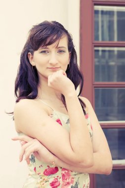 kadın açık havada gülümseyen rahatlatıcı