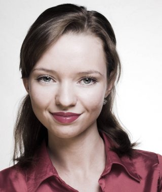 Kırmızı rujlu genç kadın.