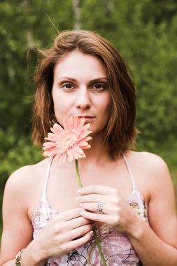 Gerber çiçekli kadın.