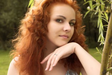 ormandaki güzel kızıl saçlı kız