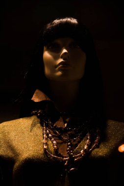 Manken mağaza penceresinde