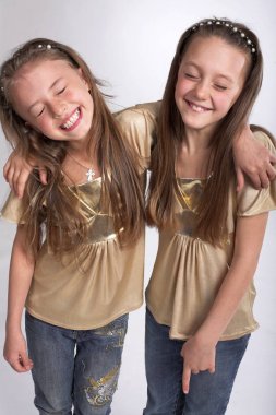 İki küçük kız birbirlerine sarılma