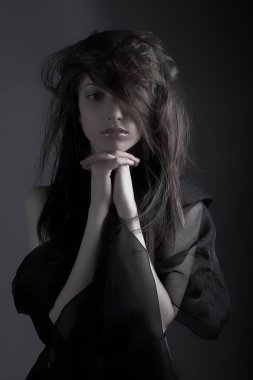 Gri arka plan üzerinde genç dul