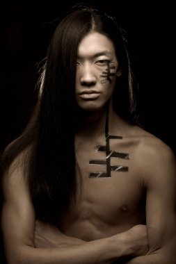 uzun saçlı Asyalı adam