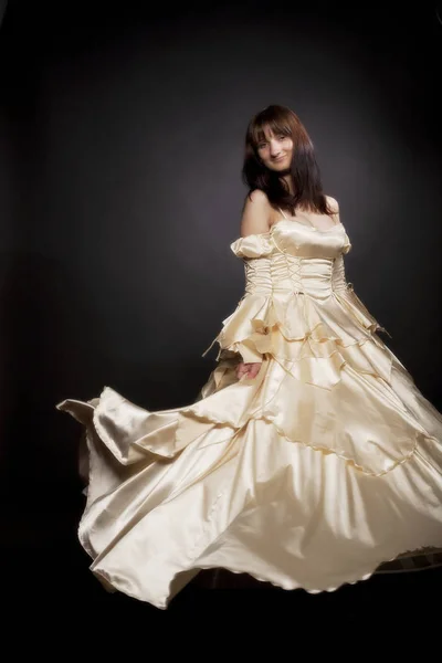 Młoda księżniczka noszenie białej sukni — Zdjęcie stockowe