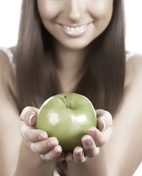 Νεαρή γυναίκα που κρατά ένα πράσινο μήλο — Φωτογραφία Αρχείου