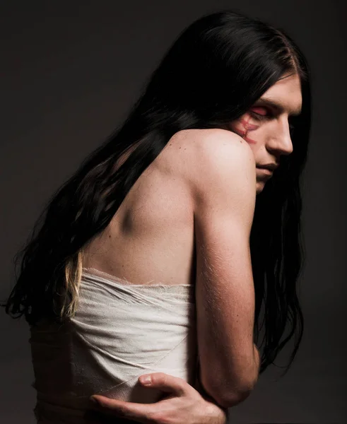 Αρσενικό σώμα-τέχνη πάνω από σκούρο φόντο — Φωτογραφία Αρχείου