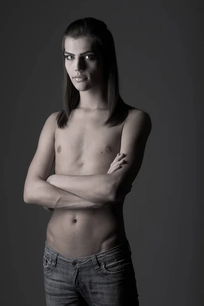 Mode männliches Modell über grauem Hintergrund — Stockfoto