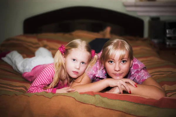 Mère heureuse avec sa petite fille — Photo