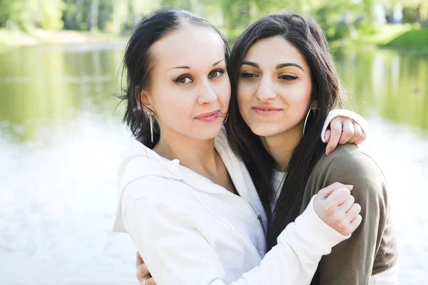 Deux jolies filles dans le parc — Photo