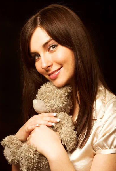 Mujer sosteniendo un oso de peluche — Foto de Stock