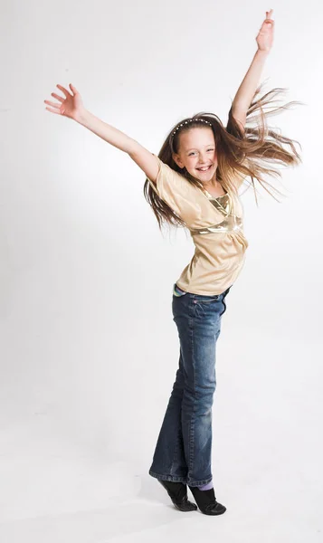 Mädchen springt auf weißem Hintergrund — Stockfoto